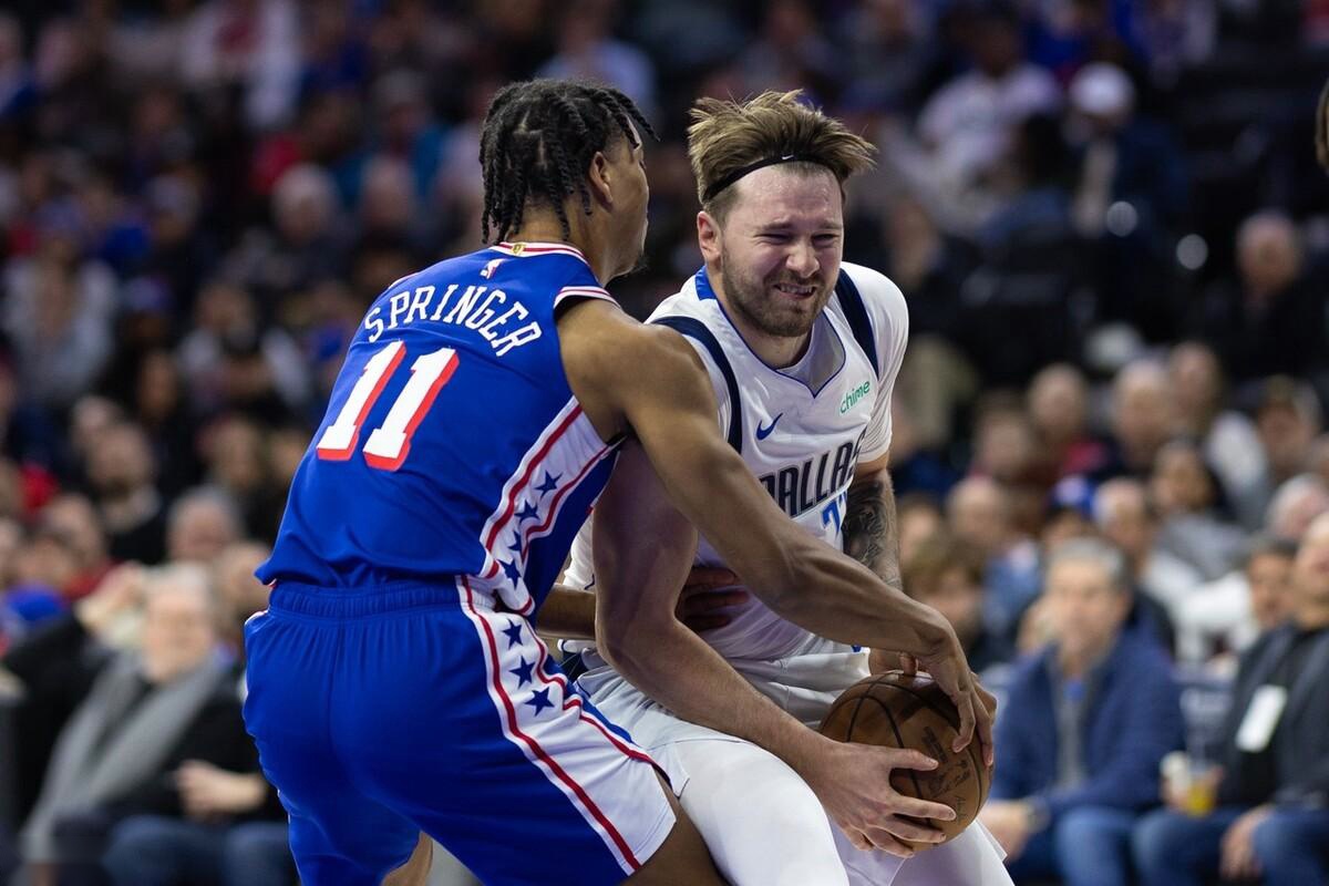 独行侠客场负于76人,系列赛大比分1-2 独行侠客场负于76人,系列赛大比分1-2