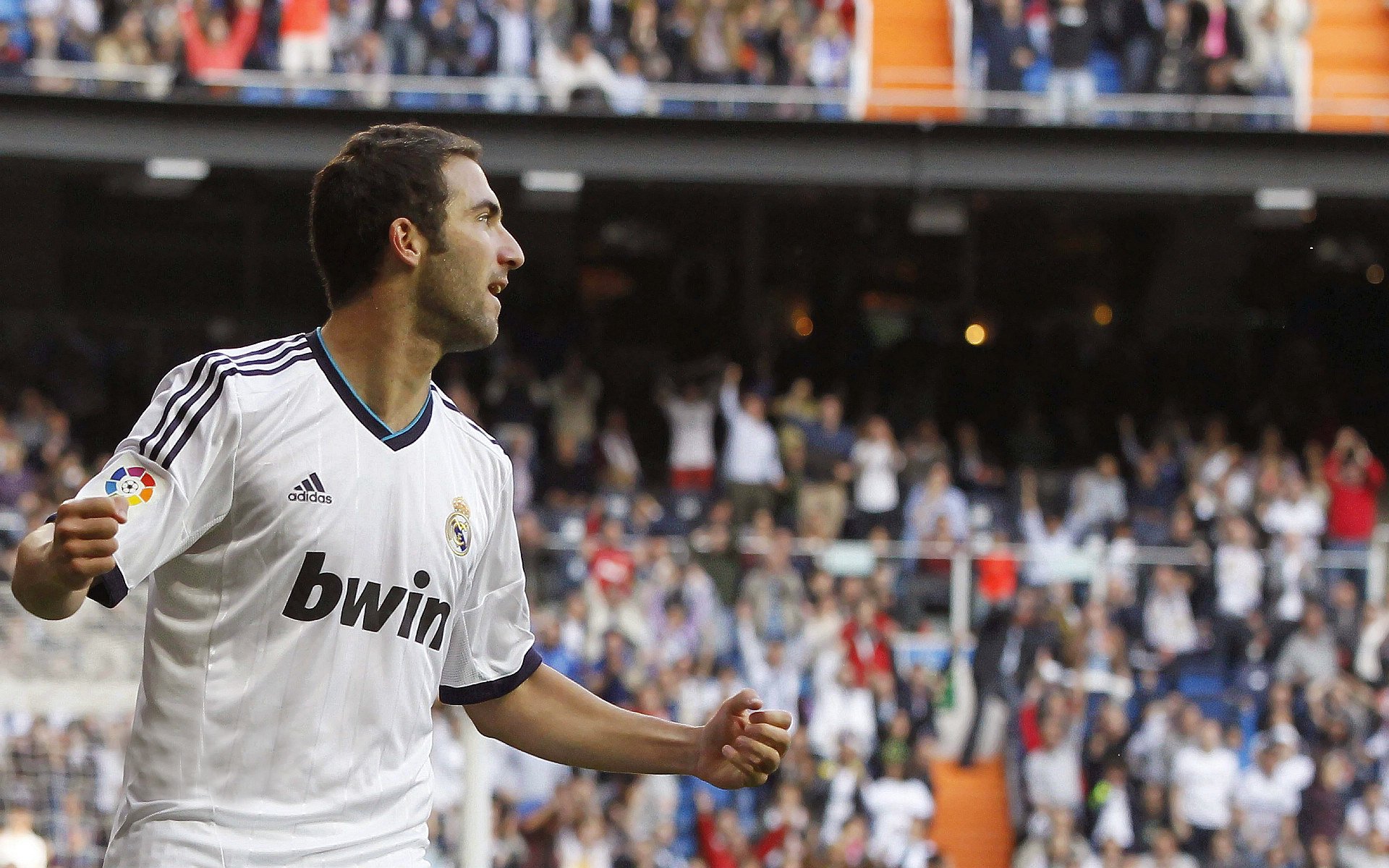 奇迹之夜，当莱比锡红牛的单节狂飙在大西洋彼岸上演，范戴克以世界级表现接管排名争夺战