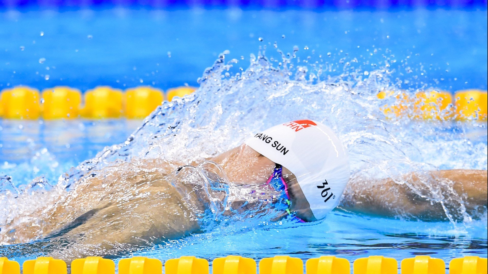 蓝色闪电撕裂夜空，福克斯48分跨洲际表演赛征服东莞，勇士用NBA节奏教育CBA十一冠王