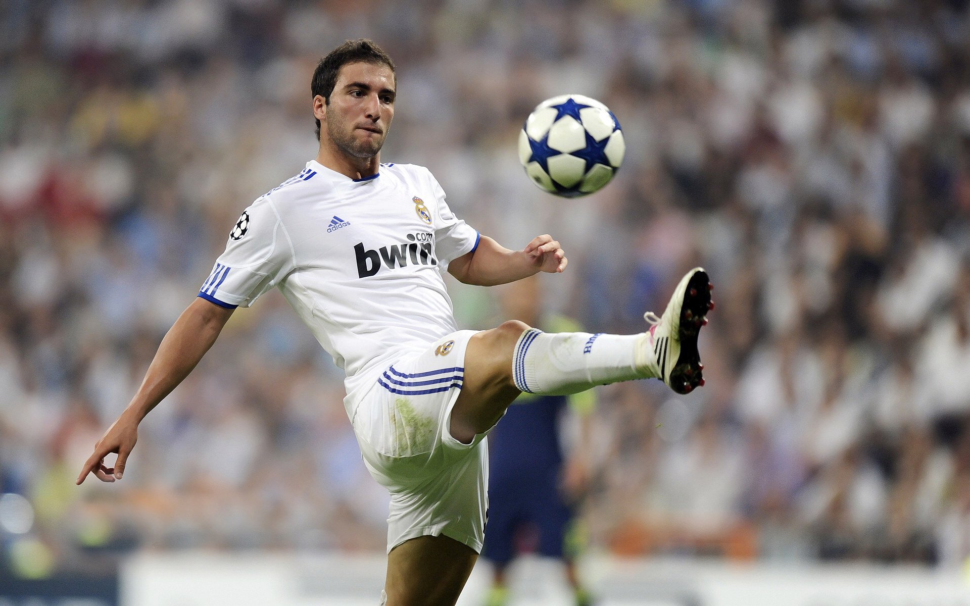 时空交错的怒吼，当布克翻开乔丹的教科书，公牛的幽灵仍在马刺上空盘旋